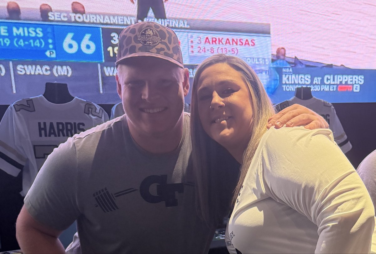 NicoleBuzzinGT's tweet image. So much fun meeting @haynes_king10 @hosley_malachi @taeharris27 @JordanvandenB12 #GeorgiaTechFB  @SignedSweetSpot ❤️🐝🏈