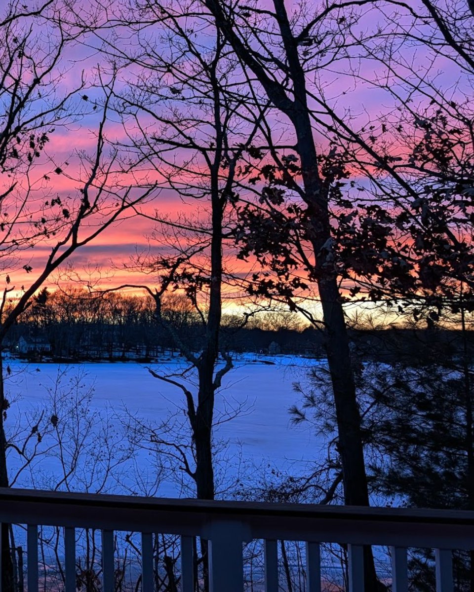 theDSGal's tweet image. 🤩 Nature said, “Let me paint something for you.” 🎨🌅

#eveningsky #wintersunset #lakelife #sunsetmagic #skycolors #naturemoments #lakelifeisthebest #newenglandwinters #Lisashomesweethome #virtualassistantlife #digitalstrategygal #workhardbekind #theDSGal
📷: by me 3/9/26