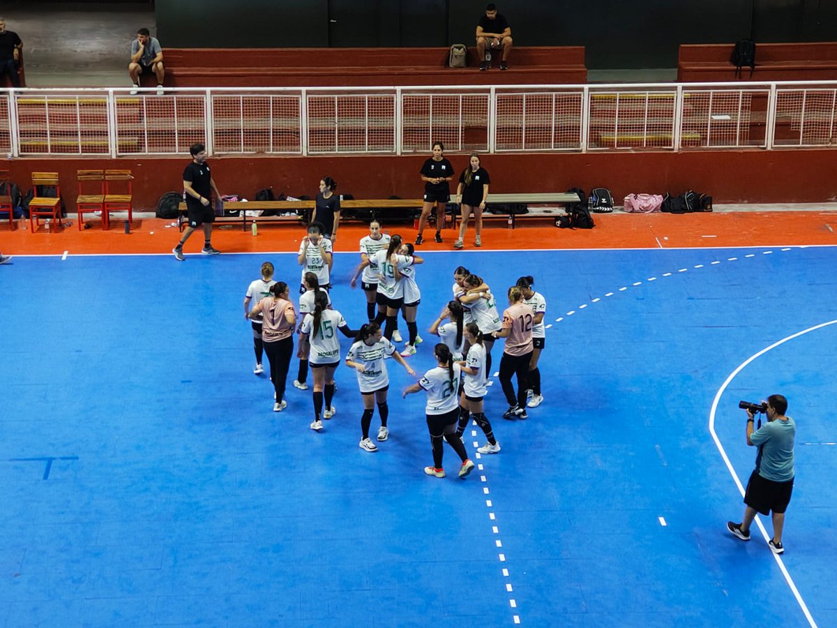 ferrocarriloest's tweet photo. #HandballFemenino 🤾🏻♀️ Ganooó #Ferro y es finalista!!! Por la Semifinal del #Súper8 de @femebal venció en Argentinos Juniors 33-27 a #ViLo!
Mañana desde las 18 hs. Final vs. #SEDALO en Argentinos!
#VamosLasPibas! 💚🚂 https://t.co/wjRpFTmsp4