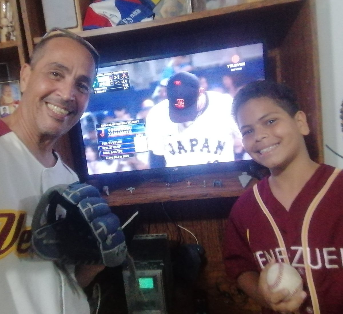 EdwingLucero's tweet photo. Desde el Paraíso, Caracas, Ligando a la selección con mi hijo Diego Andrés por la excelente transmisión de #beisbolxteleven https://t.co/G04kVPpX1s