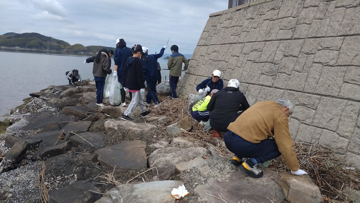 yonago_rowing's tweet photo. 護岸清掃

開催日: 2026年3月15日(日)
場所: 鳥取県米子市 錦海ボートコース護岸

米子漕艇クラブジュニアとその保護者・高校生・大学生・協会会員会員・協会理事など、多くの方々に参加頂き、艇庫付近の中海護岸ミ拾いを行い、護岸を綺麗に清掃しました。 https://t.co/u7gZqXJhdb