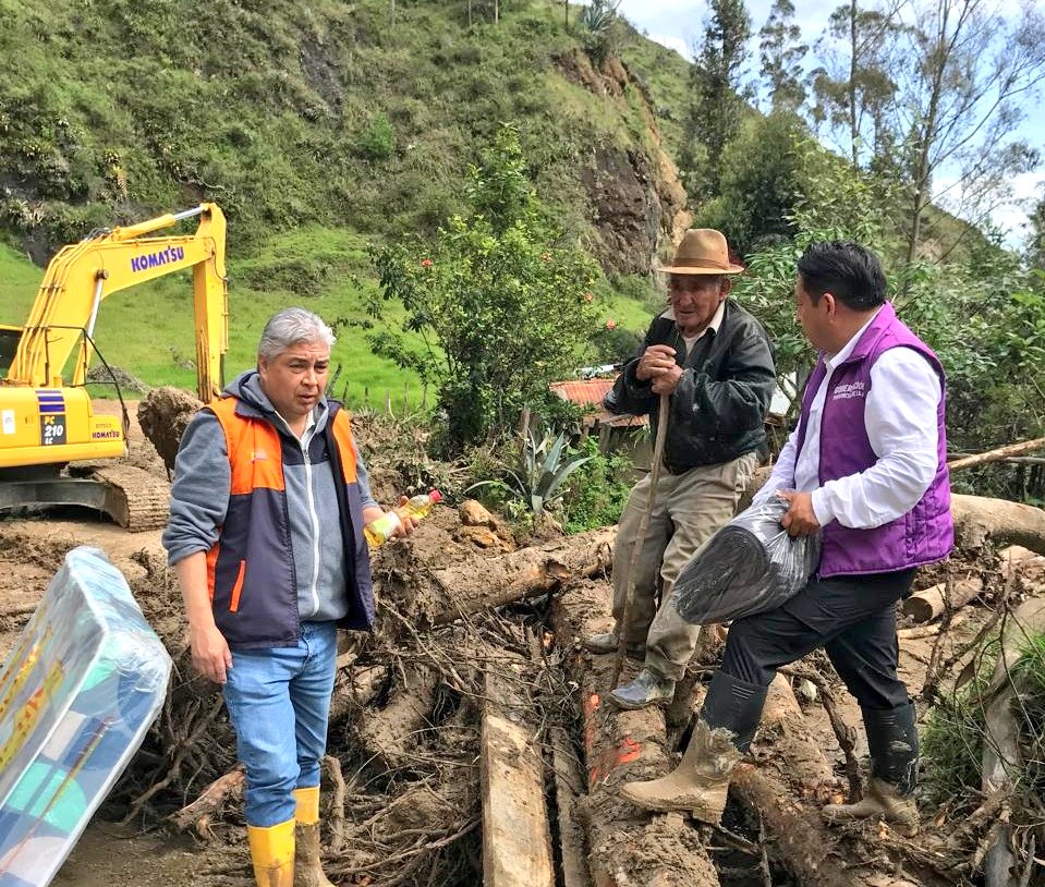 Riesgos_Ec's tweet photo. 📍 #Loja | #Saraguro

Tras las fuertes lluvias registradas en los últimos días, que provocaron afectaciones en la parroquia Manú, el Gobierno Nacional brinda atención a las familias impactadas por la época lluviosa.

El Gobierno Nacional, liderado por el presidente Daniel Noboa, está junto a la gente en Loja, cantón Saraguro.
A través de la Secretaría Nacional de Gestión de Riesgos, se realizó la entrega de asistencia humanitaria a las familias afectadas por la temporada lluviosa.

La asistencia fue entregada en:

🟪 Saraguro / Manú

Seguimos en territorio, acompañando a nuestra gente y protegiendo vidas. 🇪🇨💜

@Presidencia_Ec
@GoberLoja
@CaroLozanoHaro

#ElNuevoEcuador