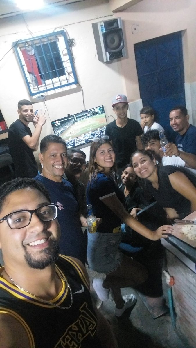 GABO_LY's tweet photo. #BEISBOLxTELEVEN Disfrutando del jueguito y celebrando el cumpleaños de mi padre. #beisbolxteleven #vamosvenezuela #wbc https://t.co/7Oj0Li2DJN