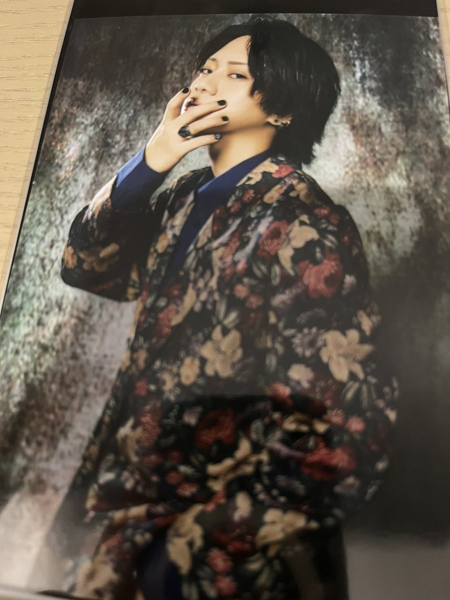 manoi_trade's tweet photo. @hoaronnn はじめまして。検索より失礼します。当方所持の濱マイクを定価にてお譲り可能です。出先の画像で失礼します。本日12:30頃会場付近にてお渡し可能です。もしよろしければご検討よろしくお願いします。 https://t.co/iuzEpM2WTT