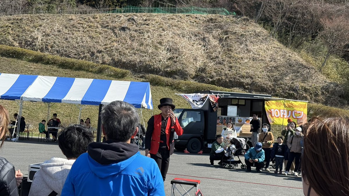 大道芸人がいたので、1000円おひねりを渡しました。

人が立ち止まる。笑う。拍手する。
それだけで終わる場合が多い。

気持ちはわかります。財布を出すタイミングが難しい。
日本ではとくに、「お金を渡す」という行為に心理的なハードルがある。

でも少し考えてみてください。