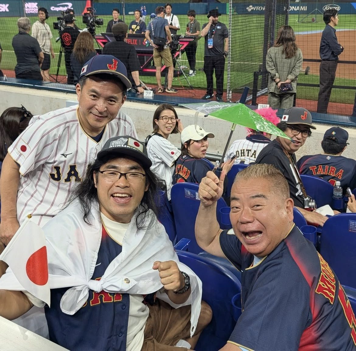 ロッチ中岡さんのInstagramより✨✨
 instagram.com/p/DV4q8bPEn_q/…
マイアミ中岡
正月以外
大型連休とったことがない男
出川さんと来たぜマイアミ！！
飯尾さんは準決勝から
絶対負けられない！！
気合入りすぎて3時間前に球場入りじゃぃ
全力応援

楽しんで‼︎応援よろしくお願いします🤗