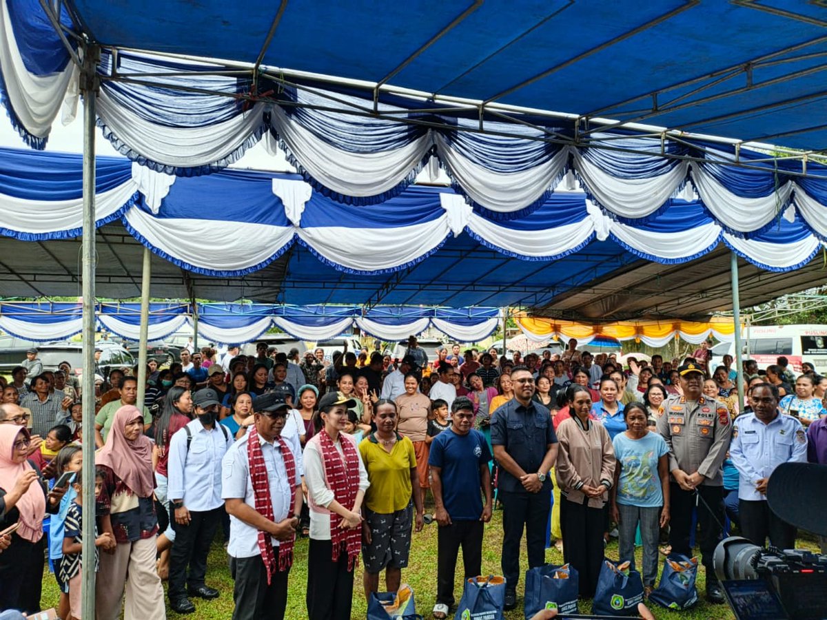 polreshalut_'s tweet photo. Personel Polsek Tobelo Selatan melaksanakan pengamanan kegiatan Gerakan Pangan Murah (GPM) jelang idul fitri 1447 H dari Pemprov Malut di Desa persiapan mahuri Kec. Tobelo Barat https://t.co/7BASYXiUNg