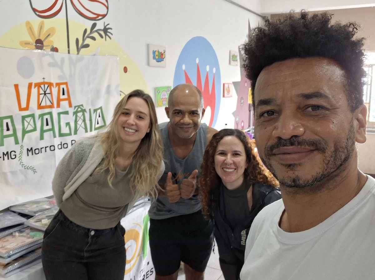 FessoJulio's tweet photo. 1ª reunião do ano! 🫶🏾

Hoje rolou encontro no Eu Amo Minha Quebrada para alinhar os primeiros passos da edição 2026 do nosso cursinho Voa, Papagaio!.

Seguimos fortalecendo essa ponte entre o sonho da galera das quebradas e a chegada à universidade. 🦜📚✊🏾 https://t.co/wgsO2xbczK