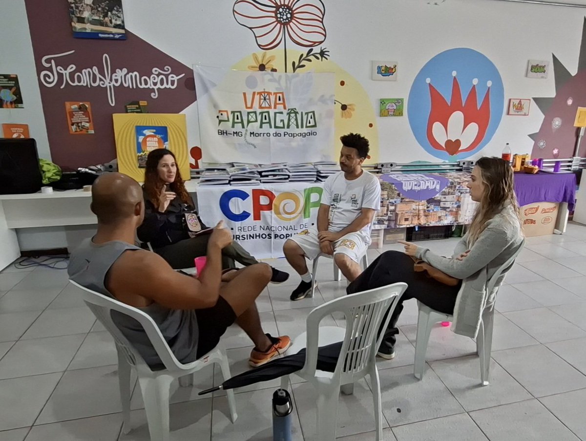 FessoJulio's tweet photo. 1ª reunião do ano! 🫶🏾

Hoje rolou encontro no Eu Amo Minha Quebrada para alinhar os primeiros passos da edição 2026 do nosso cursinho Voa, Papagaio!.

Seguimos fortalecendo essa ponte entre o sonho da galera das quebradas e a chegada à universidade. 🦜📚✊🏾 https://t.co/wgsO2xbczK