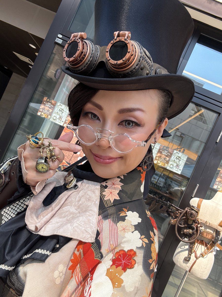 イベント2日め！
本日はご要望にお応えして

13:00ごろから
すち研補習講座「帽子編」

14:00ごろから
すち研補習講座「世界史編」

補習を行います😋😋😋

#すちーむぱんく研究会 #すち研 
#帯屋町スチームパンク入門展