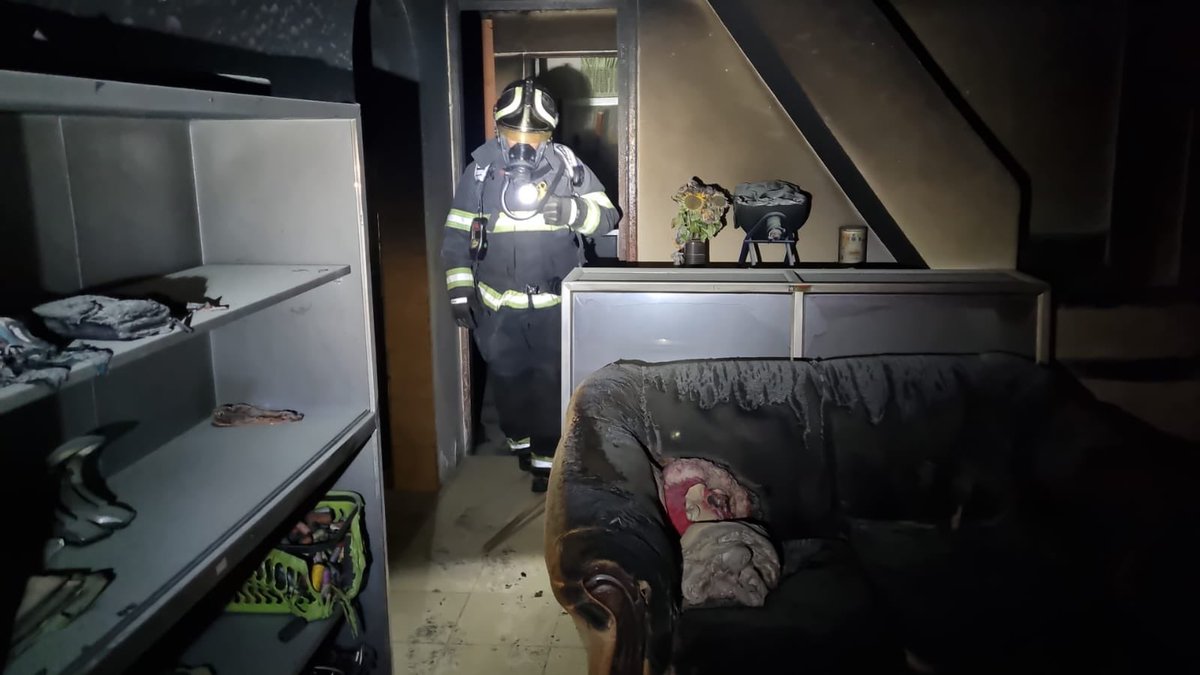 BomberosQuito's tweet photo. 🚒 #EmergenciasUIO | Esta noche, atendimos una emergencia por un incendio estructural en el sector de Carapungo, norte de #Quito.

👨‍🚒 Al llegar al lugar, se realizó labores de control del fuego y ventilación.

🚑 Nuestros paramédicos brindaron atención prehospitalaria a una persona afectada, con quemaduras de segundo grado y lesiones en la vía aérea.

📞 En caso de emergencia llama al 9-1-1.

#SalvamosVidas