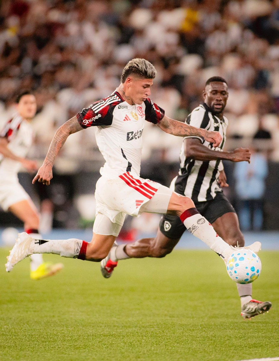 Flamengo's tweet photo. Constrói a vitória MENGÃO! 📸

#BOTxFLA #LanceDoJogo https://t.co/04M7CrQzIg