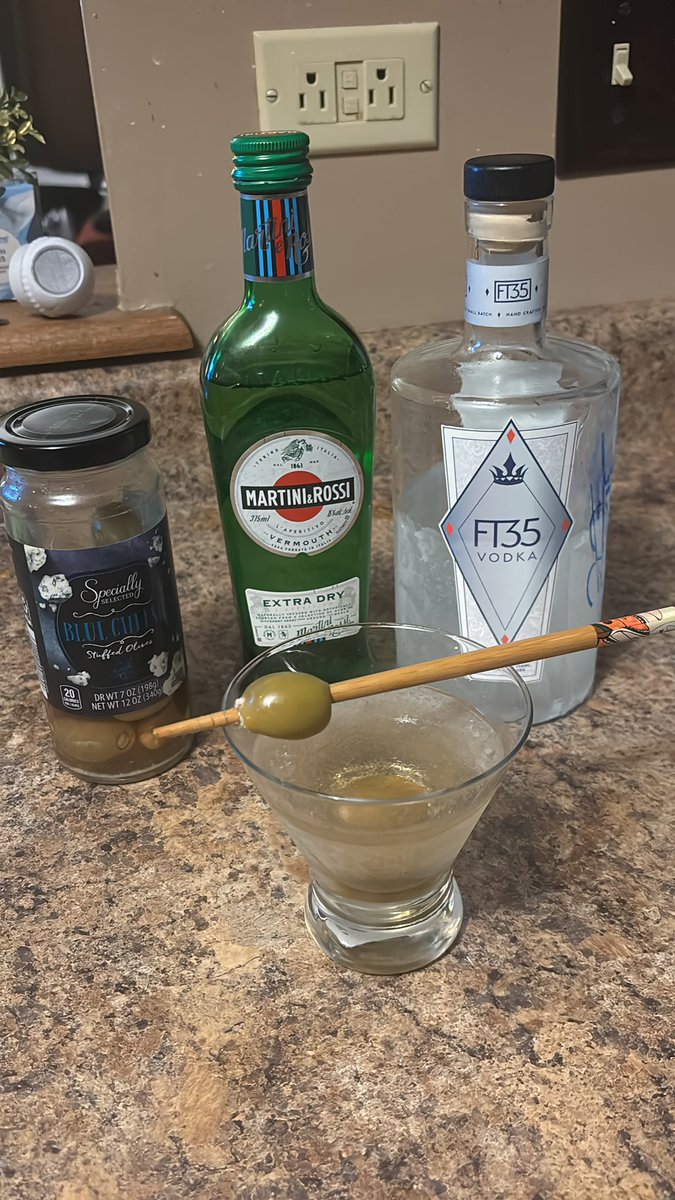 Leonard42's tweet photo. @lexlopez_ Oh is this a Dirty Tini Party?! I’m in! Oh and yes, that’s @TheBigHurt_35 very own FT35 Vodka signed by the Big Hurt himself! #VoteLeonard42 #108Tourney #WaveSux https://t.co/DixYJkpOa0