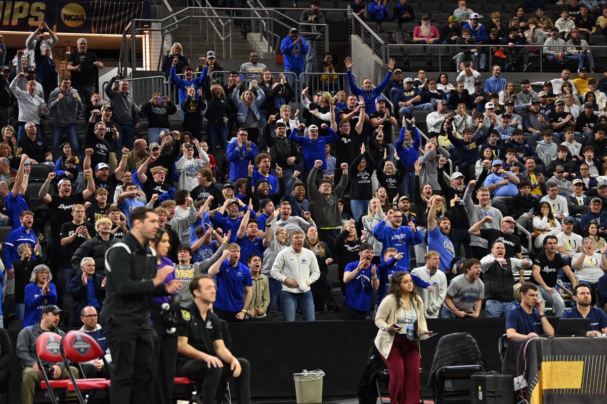 Ok this is from earlier and not the finals but how much of a vibe is the Loper crowd?! 🏆 

📸 <a href="/SJanickiPhoto/">SJanicki Photo</a>