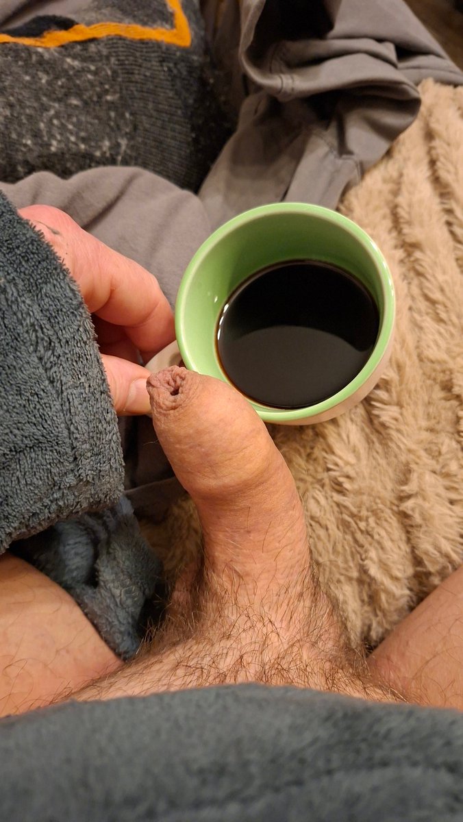 Coucou les potos 
Petite exib avant d'aller au boulot 
Un bon café bite prepucée