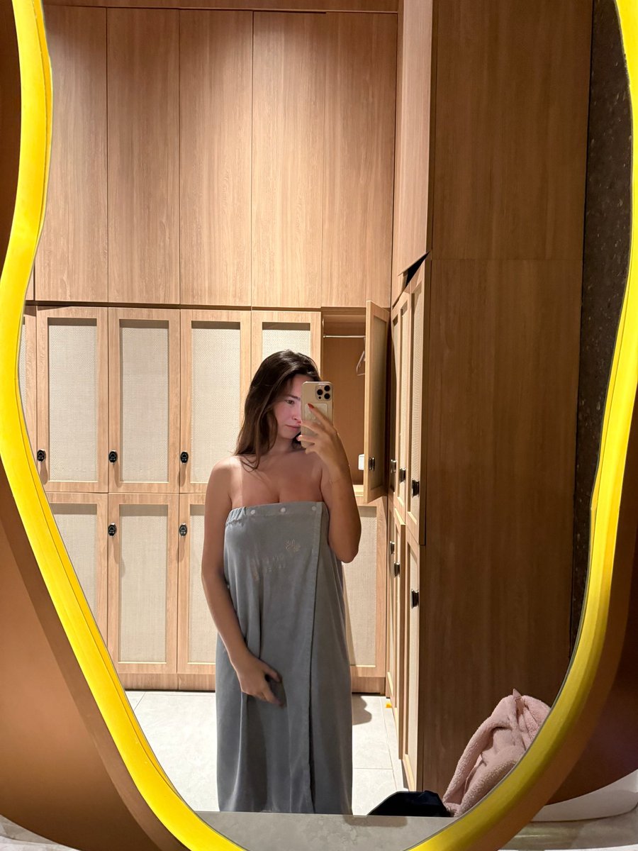 CeCe___Rose's tweet photo. Choosing 3 people who retweet this to get the version where I drop the towel for free🤭 https://t.co/d6vRZPIwvG