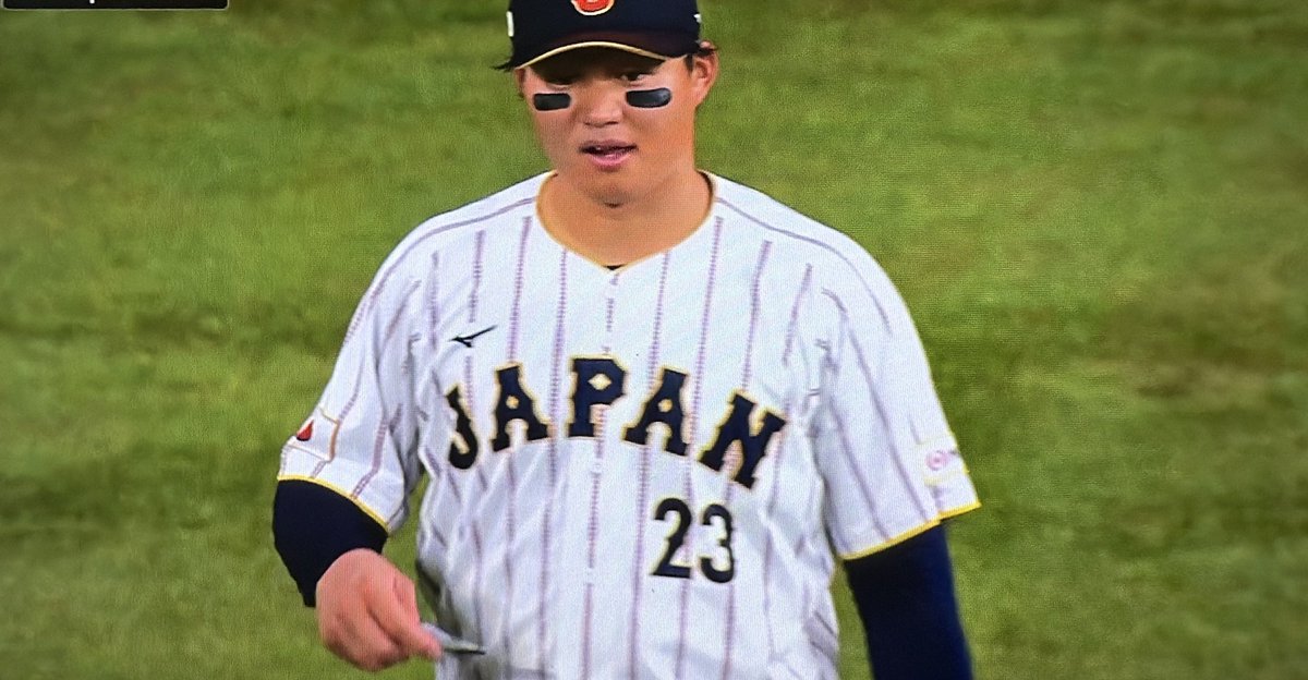 77m7777777's tweet photo. JAPAN 森下翔太 選手

守備位置でポケットからデーターを書いたものを出して確認する勉強家 https://t.co/5ECxvERQbY