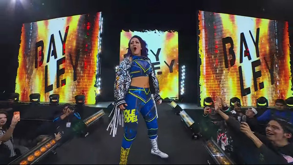IBWRESTLING_'s tweet image. SI CABROOOON BAYLEY ES LA RETADORA DE LADY FLAMMER POR EL Reina de reinas de AAA #aaa #reydereyes #AAAReyDeReyes