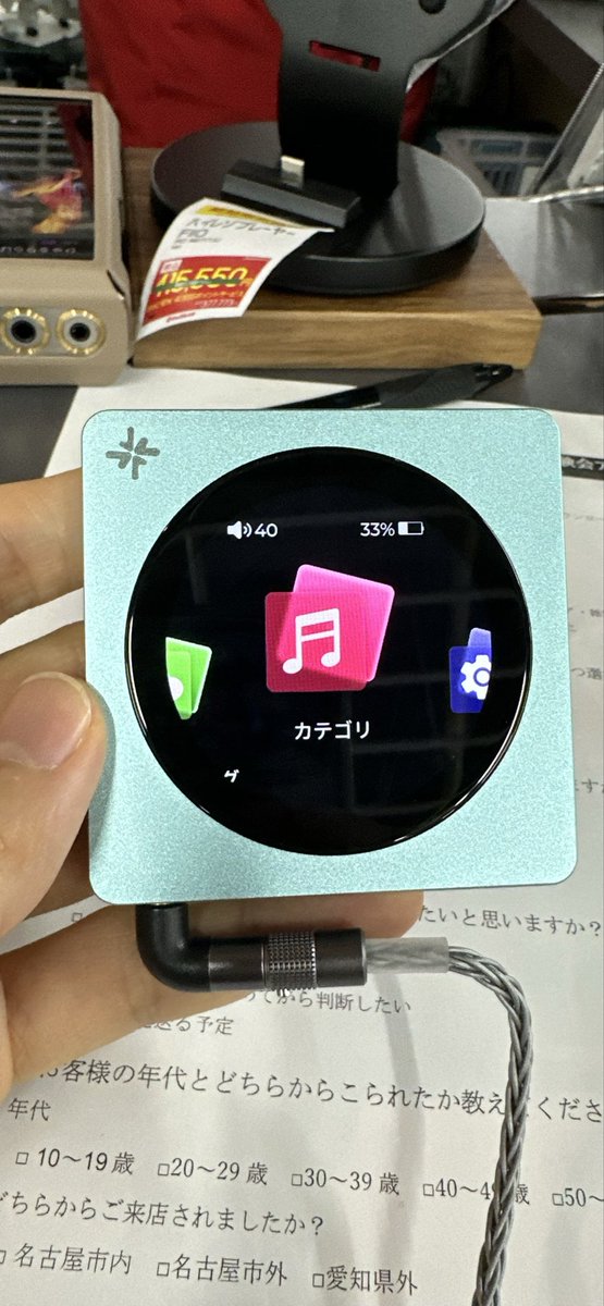 mafty12's tweet photo. FiiO SNOWSKY DISC、実物はかなり良かった。懸念していた最大出力も、qdcのemperorとWHITE TIGER、iBasso jr.のCookie Tiで試聴した限りは、問題無。むしろこの大きさでこの音なら全然ok。なにより液晶画面が良すぎる。 https://t.co/9cXeIj00m2