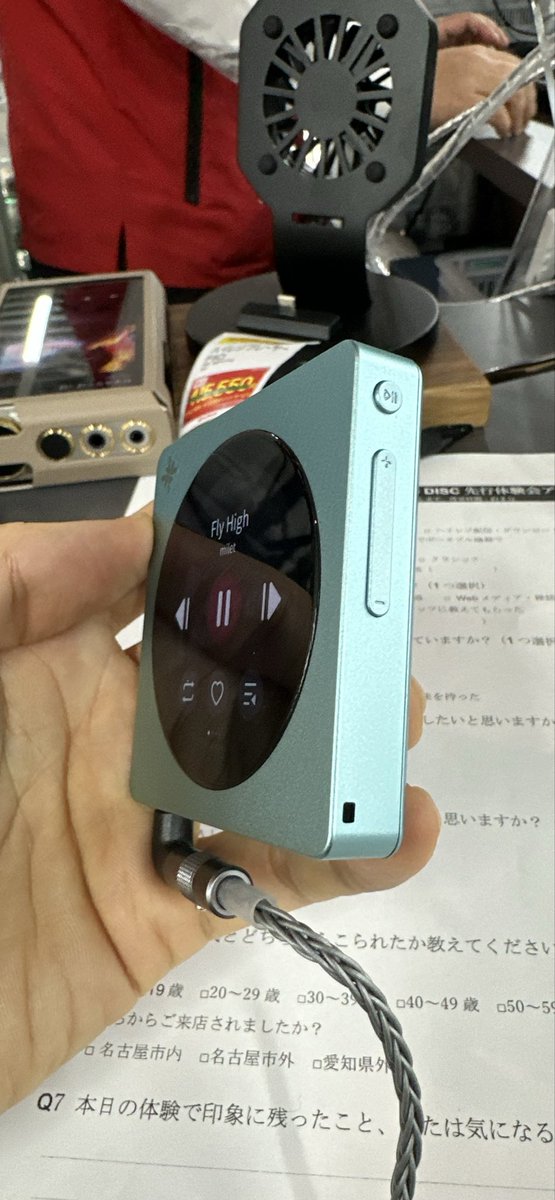 mafty12's tweet photo. FiiO SNOWSKY DISC、実物はかなり良かった。懸念していた最大出力も、qdcのemperorとWHITE TIGER、iBasso jr.のCookie Tiで試聴した限りは、問題無。むしろこの大きさでこの音なら全然ok。なにより液晶画面が良すぎる。 https://t.co/9cXeIj00m2
