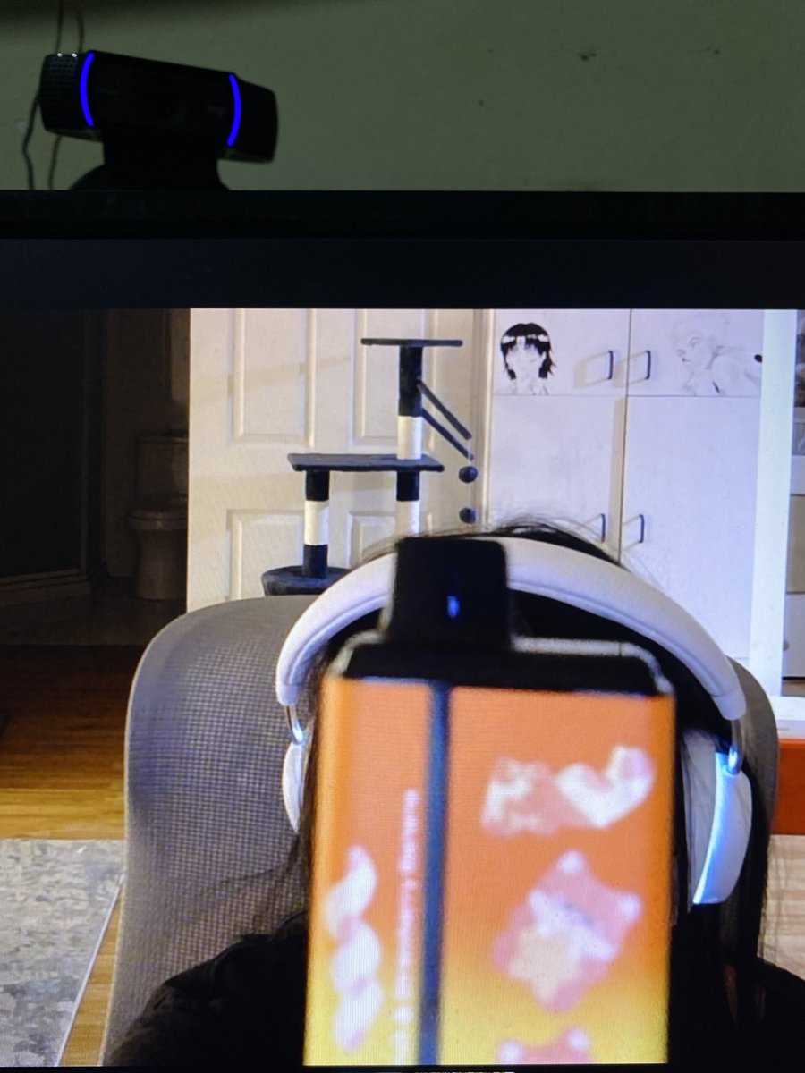 El vicio consumió tanto a mi novia que se convirtió en un vape de watermelon banana strawberry😔