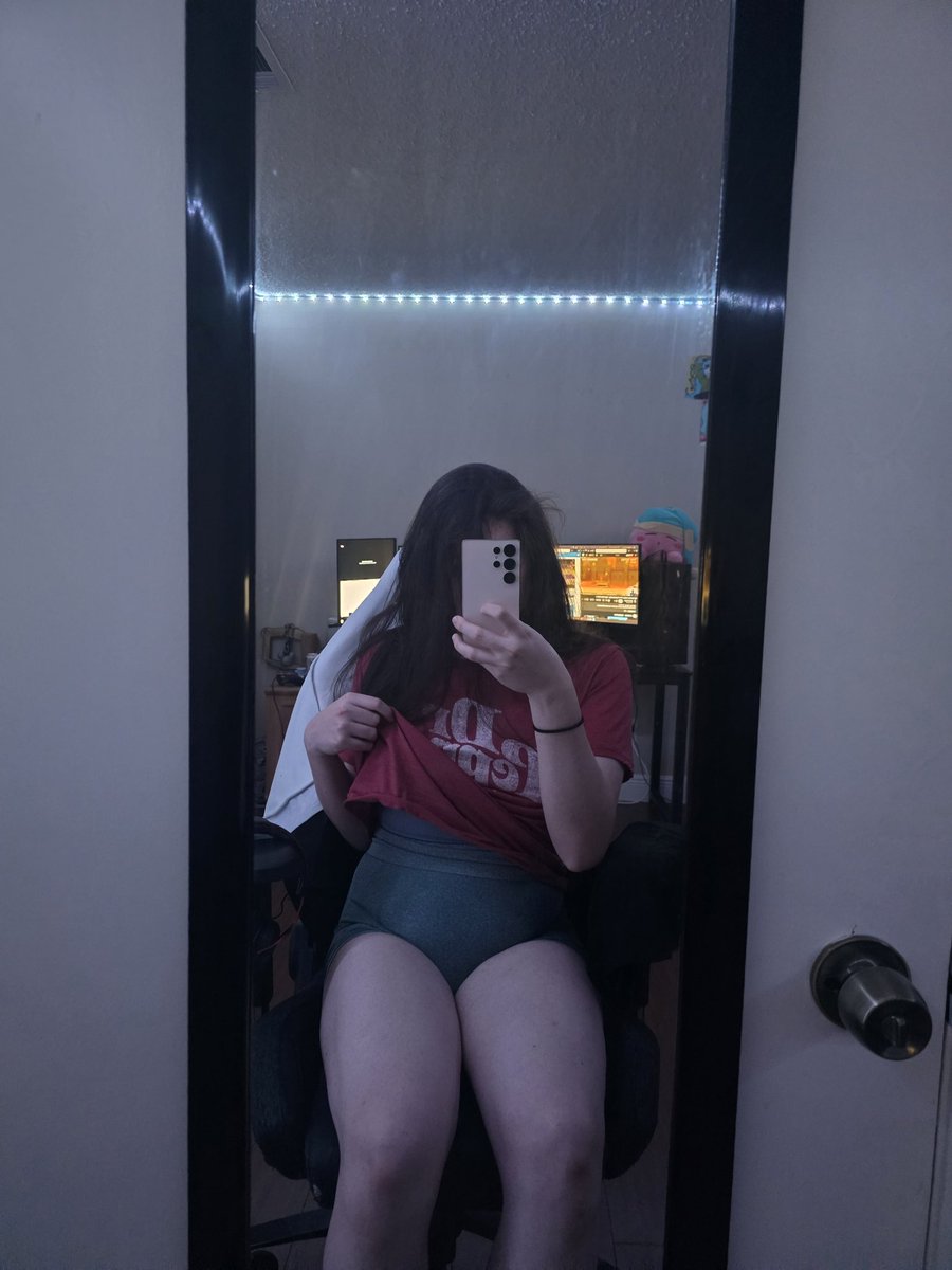 selinaur tweet media