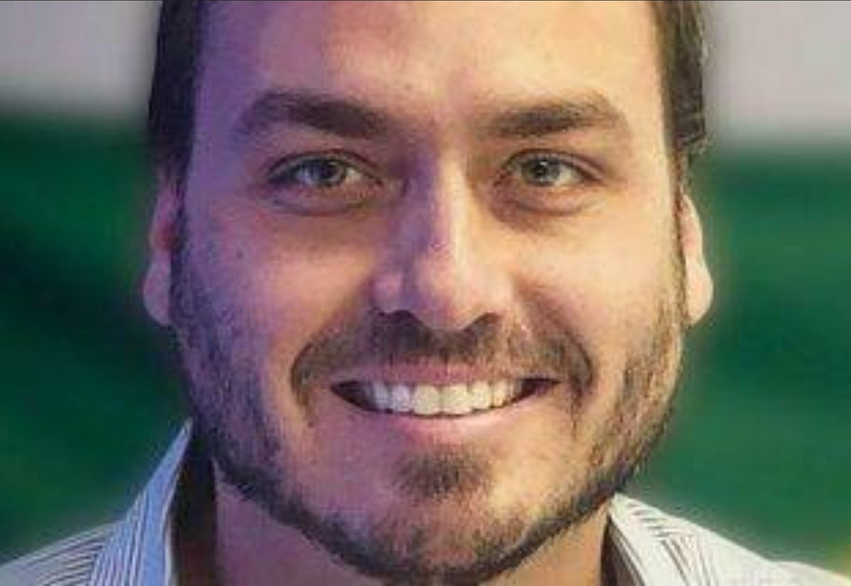 vivahoje99's tweet photo. Carlos Bolsonaro afirma que o seu pai foi intencionalmente envenenado e infectado enquanto estava sob a jurisdição do governo brasileiro durante a sua prisão.

🇺🇸 Ele também afirma que a proibição da visita de Darren Beattie, conselheiro especial de Donald Trump no Departamento de Estado dos Estados Unidos, tinha como objetivo impedir que ele também fosse contaminado.

#ACORDABRASIL 🇧🇷
#POVONASRUAS 
#ANISTIAJA
#BOLSONAROLIVRE
#LIBERTEMBOLSONARO

Fonte: https://t.co/224yDt1COO
Foto: Gazeta do Povo