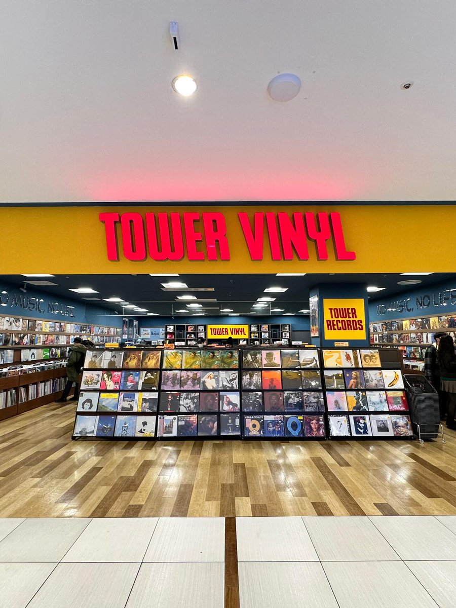 ayooooodavid's tweet photo. このお店はまさにレコードとCDの天国！！！品揃えがすごいです！
お店は2フロアあり、4階は主にレコード、6階は主にCDです。
しかも、価格がとってもお手頃なんです！ https://t.co/KgZ82qiztq