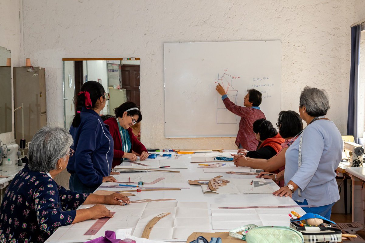 DifPueCapital's tweet photo. La creatividad genera oportunidades de crecimiento personal y profesional.✂️🧵

En #CECADE tenemos el "Taller de Diseño de Modas", el cuál proporciona habilidades y destrezas entre las y los participantes para crear, confeccionar y generar sus propios ingresos.
¡Participa! https://t.co/cWj8Xn5gYi