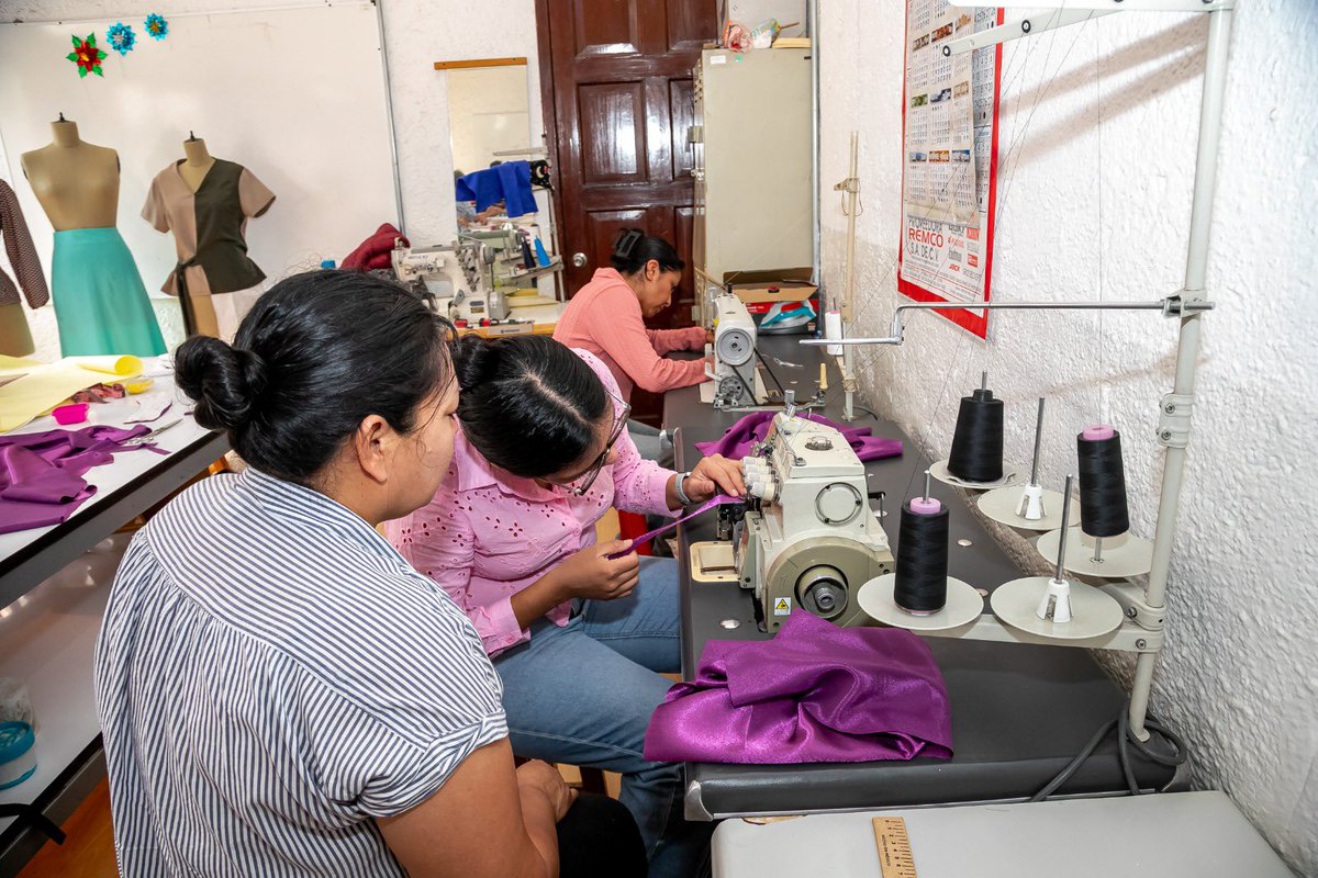 DifPueCapital's tweet photo. La creatividad genera oportunidades de crecimiento personal y profesional.✂️🧵

En #CECADE tenemos el "Taller de Diseño de Modas", el cuál proporciona habilidades y destrezas entre las y los participantes para crear, confeccionar y generar sus propios ingresos.
¡Participa! https://t.co/cWj8Xn5gYi