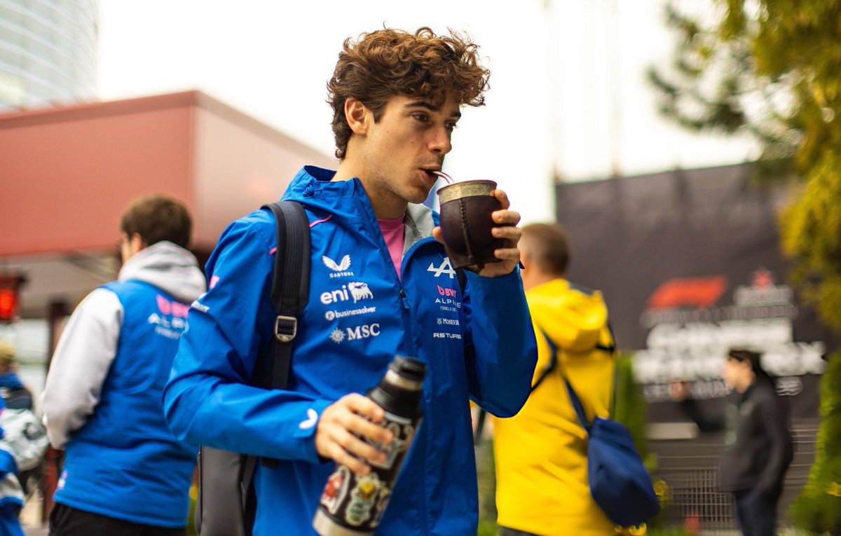 Franco Colapinto llegó al Paddock tomándose unos mates. Es dia de carrera  en el Circuito Internacional de Shanghai. Vamosss  Franquito!!!!💪💪🇦🇷🇦🇷🇦🇷 #ChineseGP #FrancoColapinto #F1
