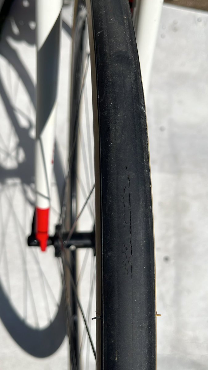 TCR_zero's tweet photo. #MICHELIN
#Powercup
まだ300kmも使ってないと思うんだけどコレ😅
信号で止まった時に発見した。
すごくシルキーで滑る様に進んで気に入ってたんだけど・・
次は黒い普通のを買おうと思っていたけどやめようかな。 https://t.co/DyFVsBy7WM