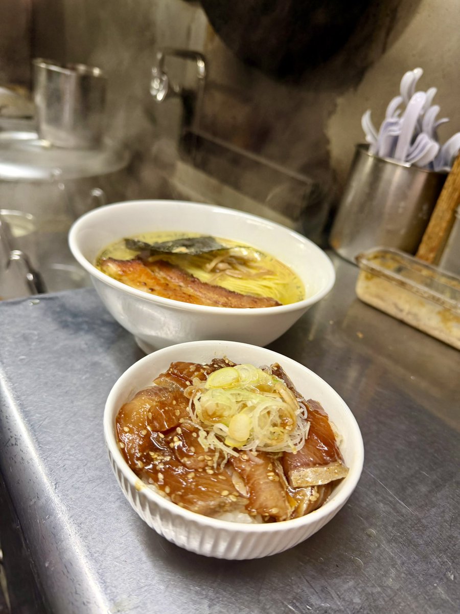 今日も
鰤漬け丼と塩そばの定食やります。
本日もお待ちしてます。