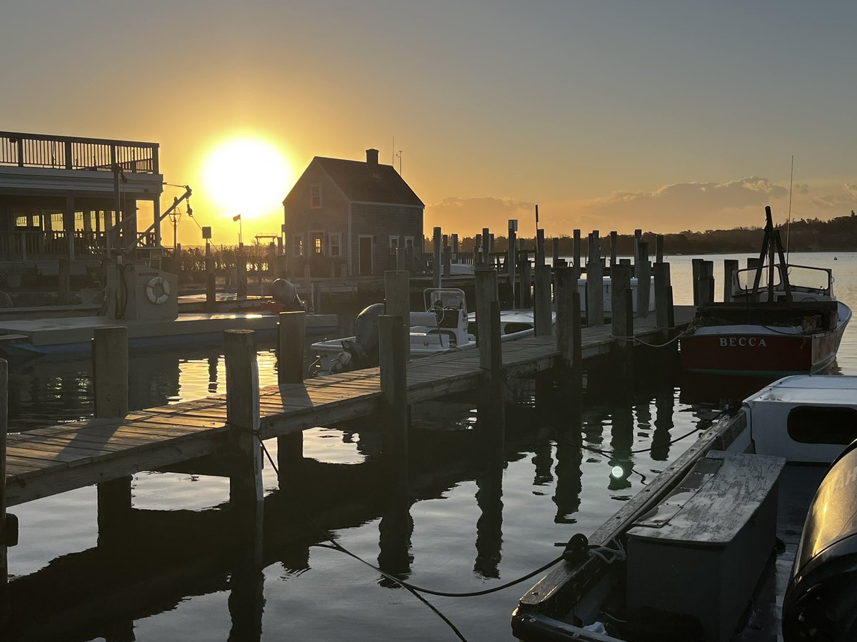 Juleslbd's tweet photo. If I was a Painter , amazing morning shot of the sun rising ! #sunrise #ocean #marthasvineyard #photo #oc #photooftheday https://t.co/SHIi1BTMR1