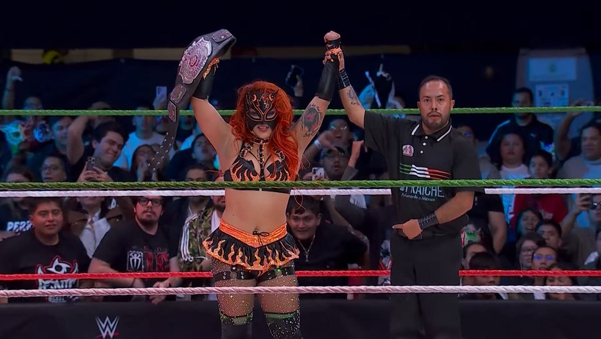 WrestleTalk_TV's tweet image. AND STILL!

FLAMMER DEFEATS BAYLEY TO RETAIN THE REINA DE REINAS CHAMPIONSHIP!

FLAMMER NOW MAKES HISTORY AS THE LONGEST REIGNING CHAMPION!