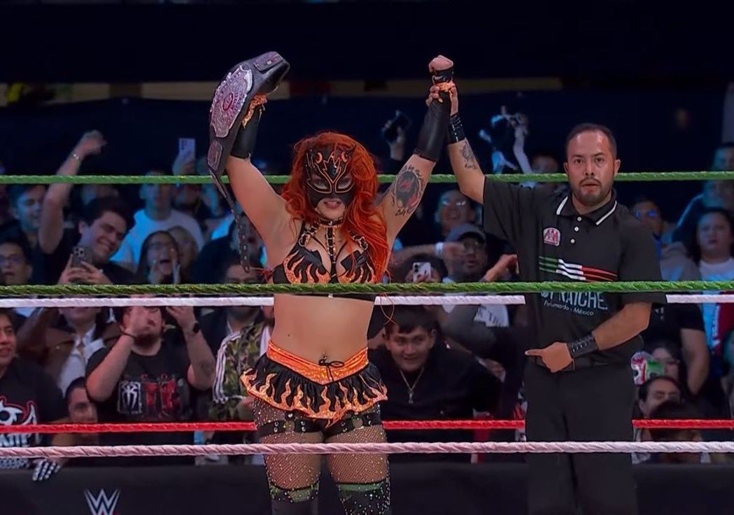 tampicoluchafan's tweet image. Con ayuda de las Tóxicas, Flammer retiene exitosamente el Campeonato Reina de Reinas ante Bayley.

#ReydeReyes