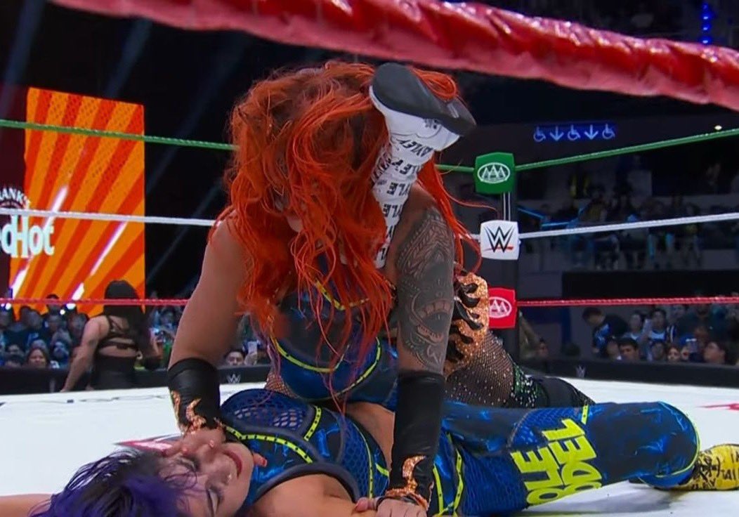 tampicoluchafan's tweet image. Con ayuda de las Tóxicas, Flammer retiene exitosamente el Campeonato Reina de Reinas ante Bayley.

#ReydeReyes