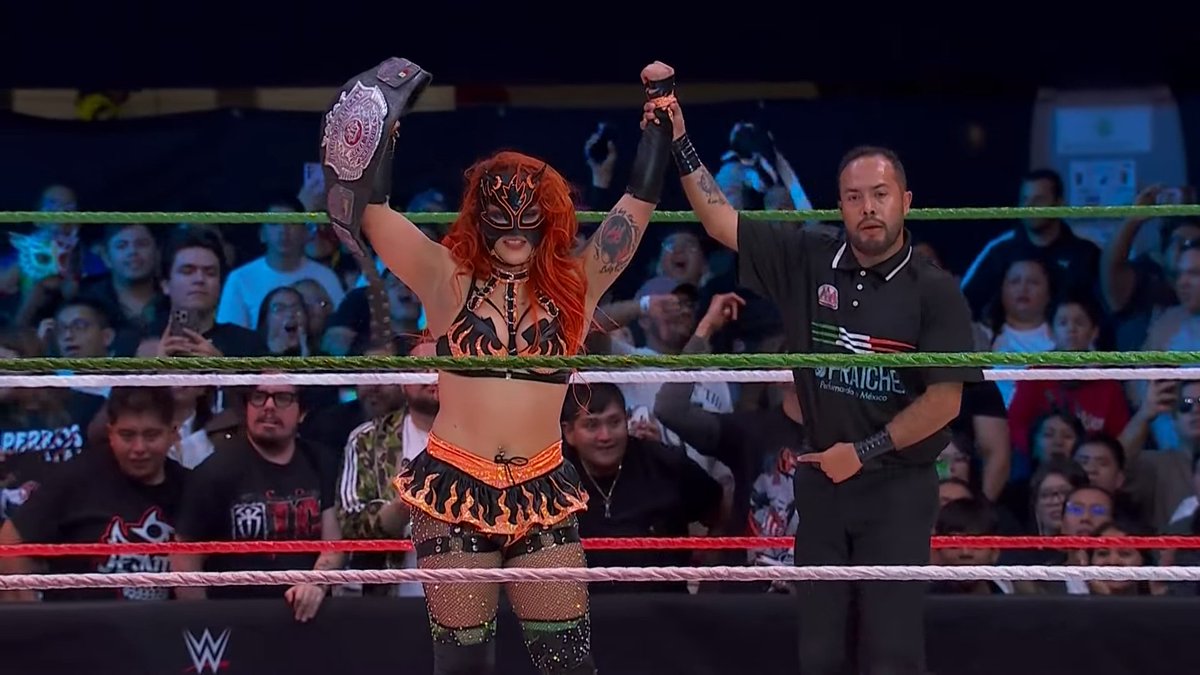 FaceGenerico's tweet image. Flammer vence a Bayley para retener el Campeonato Reina de Reinas en #AAAReyDeReyes