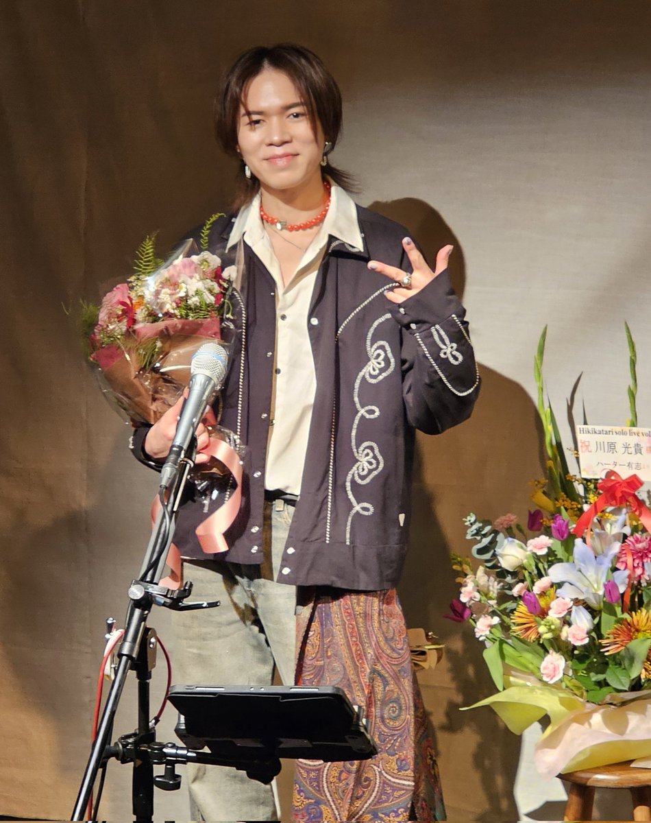b7otEQck6p53258's tweet photo. #板橋ファイト さんでの #Hikikatari vol.16🎸セットリストも春から愛へ、大好きな曲ばかり特に今回の〝GATE〟は圧巻でした‼️💕
また、新曲の #manazashi ええ曲だったぁ🎵予約しておいた #PHOTOBOOK 素敵…🥰
スペシャルフードのシチュー美味しかった😋ごちそうさま👍 https://t.co/h0tRwVbwPA