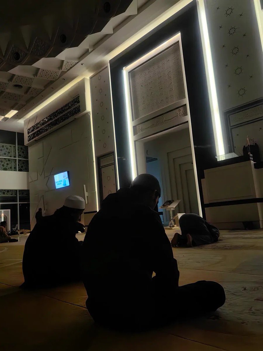 “Terkejut aku qiamulail dekat Masjid TNB ni mostly orang muda and ramai macamni, jemaah perempuan pun sama ramai. Kau bayangkan ni semua competitor kau untuk dapatkan kejayaan dunia akhirat. Amazing eh muda2 dah ada drive untuk bangun qiamulail..