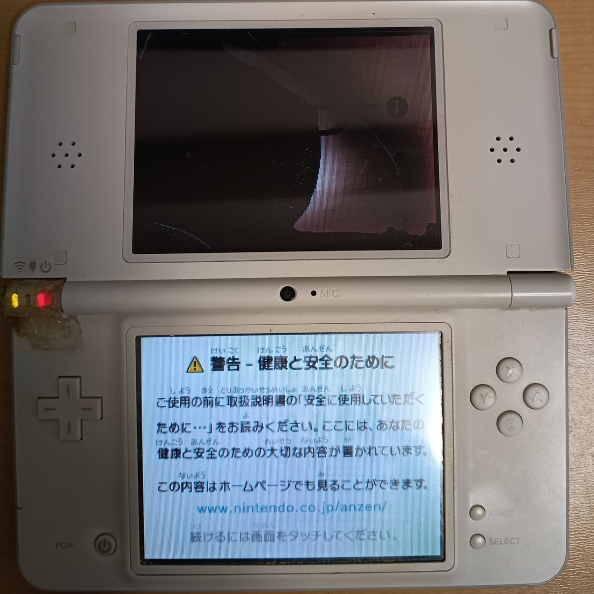 asmichi98's tweet photo. 母のDSiLLの上画面が儚くなっていたので回収してきたのだが、ヒンジ部も完全に破壊されておった。どうするかな……
ドナーから移植すれば確実なんだが、黒なのと、上画面側の状態がよくないんだよな。元の部品をできるだけ生かしたいという思いもある。 https://t.co/X19byEhpup