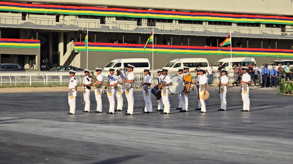 DDNewsGujarati's tweet image. ભારતીય નૌસેનાના સ્ટીલ્થ ફ્રિગેટ આઈ.એન.એસ. ત્રિકંદે દક્ષિણ-પશ્ચિમ હિંદ મહાસાગર ક્ષેત્રમાં તેની કામગીરી દરમિયાનદરમિયાન મોરિશિયસના પોર્ટ લુઈસની મુલાકાત લીધી હતી

#INSTrikand #IndianNavy #Mauritius #MAHASAGAR #BridgesOfFriendship