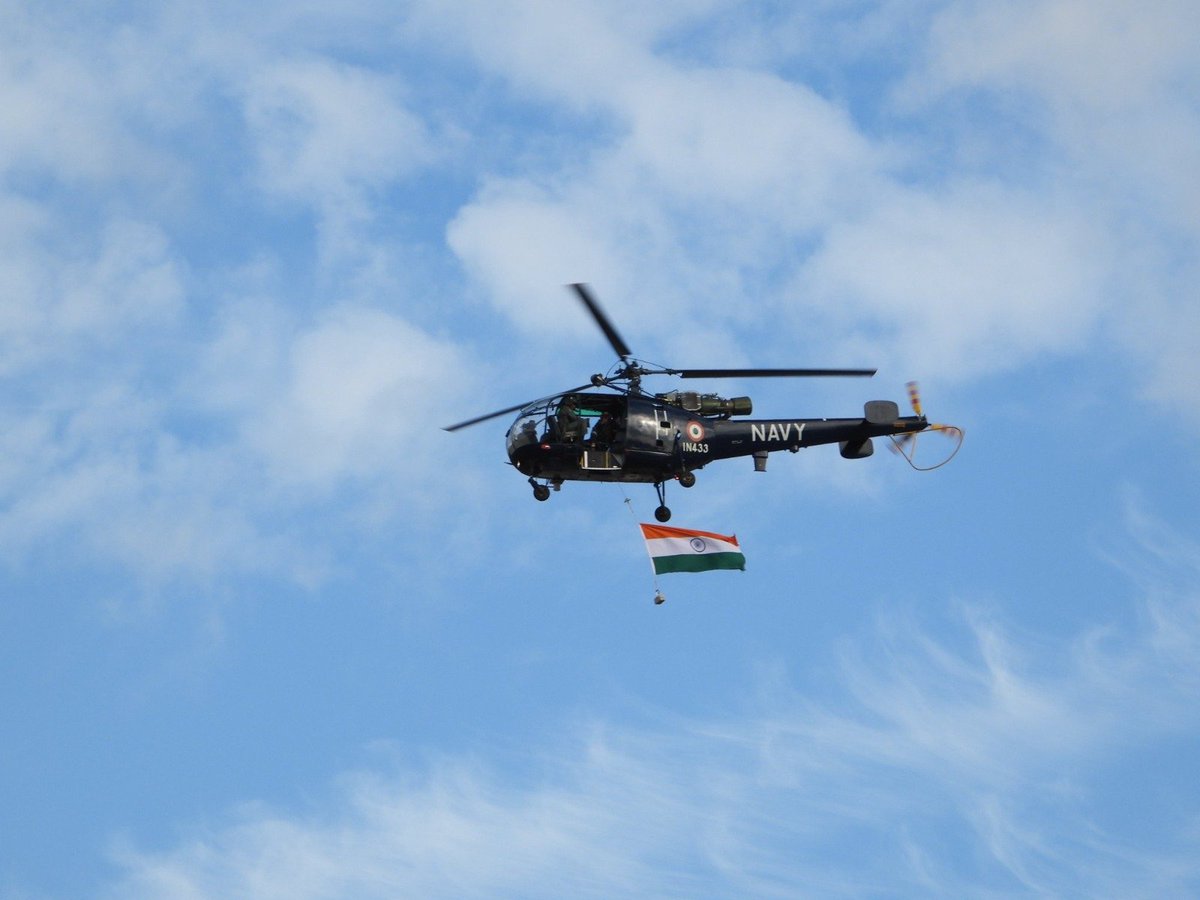 DDNewsGujarati's tweet image. ભારતીય નૌસેનાના સ્ટીલ્થ ફ્રિગેટ આઈ.એન.એસ. ત્રિકંદે દક્ષિણ-પશ્ચિમ હિંદ મહાસાગર ક્ષેત્રમાં તેની કામગીરી દરમિયાનદરમિયાન મોરિશિયસના પોર્ટ લુઈસની મુલાકાત લીધી હતી

#INSTrikand #IndianNavy #Mauritius #MAHASAGAR #BridgesOfFriendship