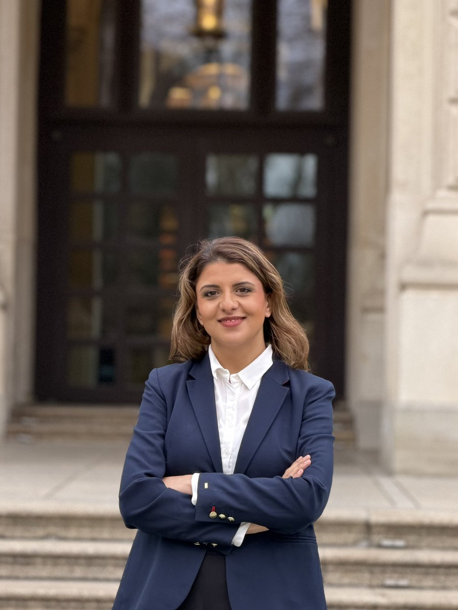 پښتو \ Deutsch 

سهار پخیر فرانکفورټ!
بالاخره د ټاکنو مهمه ورځ راورسېده. نن د فرانکفورټ درانه اوسېدونکي د رایو صندوقونو ته ځي څو د خپل ښار د راتلونکې په اړه خپل تصمیم څرګند کړي.

ټاکنې د دموکراسۍ یو مهم اصل دی او د هر وګړي ګډون پکې د یوې قوي او مسؤلې ټولنې نښه ده. هیله ده ټول