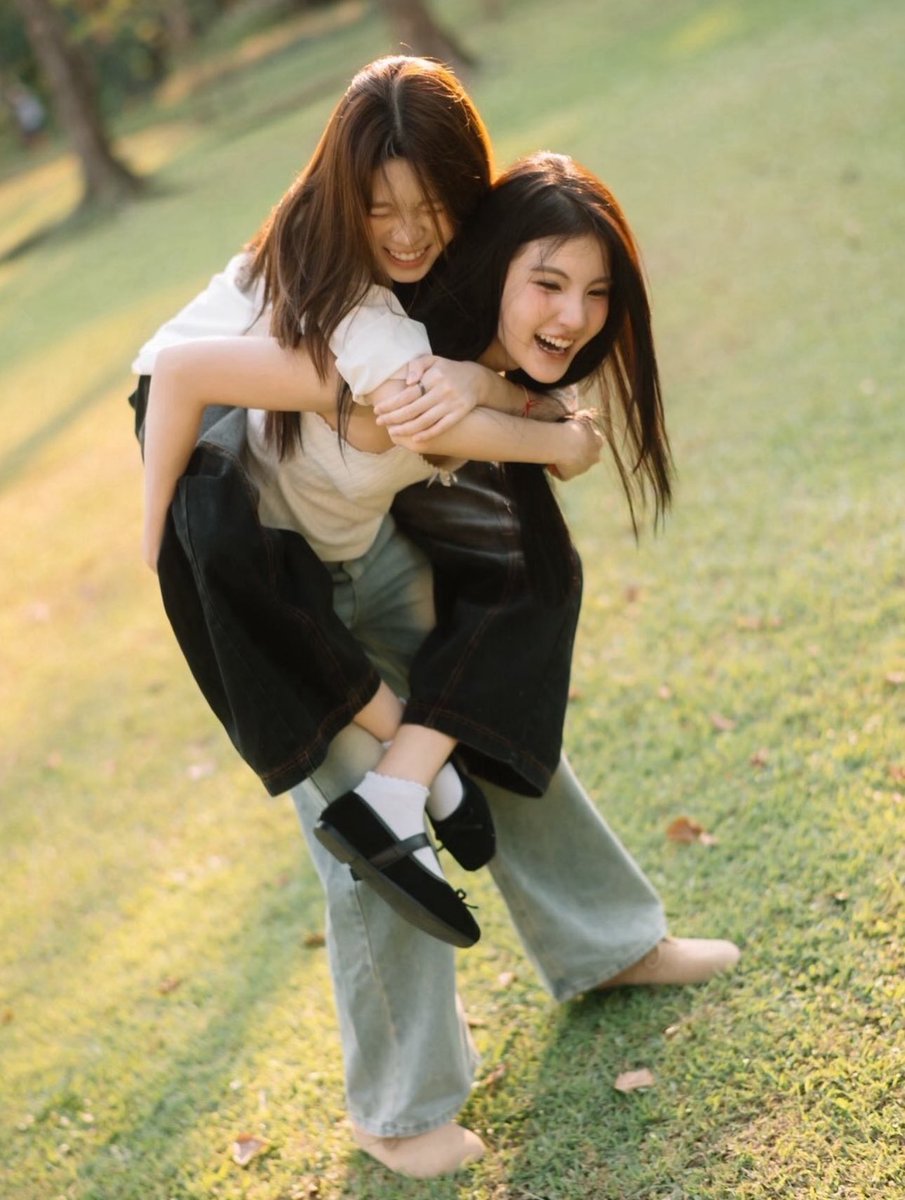 piecespause's tweet photo. น่ารักมากกกก กกก กก ก ㅜㅜ 🤍🫳🏻 เป็นธรรมชาติกันแบบ 1000% เสน่ห์ของคู่จั๊นเลยน้าเนี่ย ชอบเวลาจี้กับต้าถ่ายรูปไวบ์นี้มากๆๆ เพราะโคตรดื้อ ธรรมชาติเหมือนใช้ชีวิตวันธรรมดาให้เป็นวันพิเศษอยู่ตลอด fin a 🙂‍↕️🤲🏻

#angietiira #attarnat , #จี้อั๊ต #gieart 🧺 https://t.co/gvI5yHvYwN