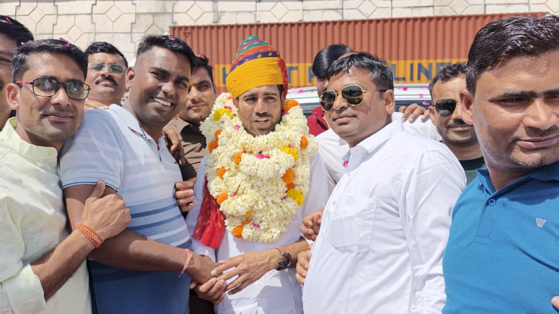 vikrams40242659's tweet photo. @nsui के राष्ट्रीय अध्यक्ष @VinodJakharIN के अजमेर आगमन पर स्वागत कर नवीन दायित्व की शुभकामनाएं प्रेषित की।🌷🎉🌷
@SachinPilot https://t.co/xIId1qGPCW