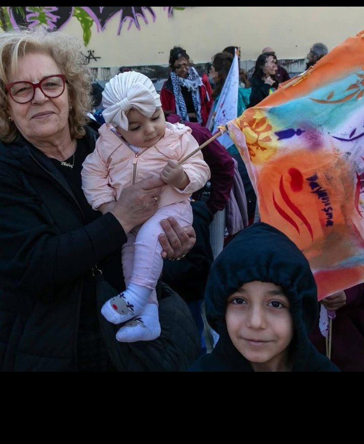 FEMNA110064's tweet photo. Πως γίνεται κάποιος να είναι τόσο σπουδαίος άνθρωπος; Τόσο σπουδαία γυναίκα. Τόσο σπουδαία μάνα. 
Μάγδα Φύσσα στα Προσφυγικά. https://t.co/G2AJ4Fxuv5