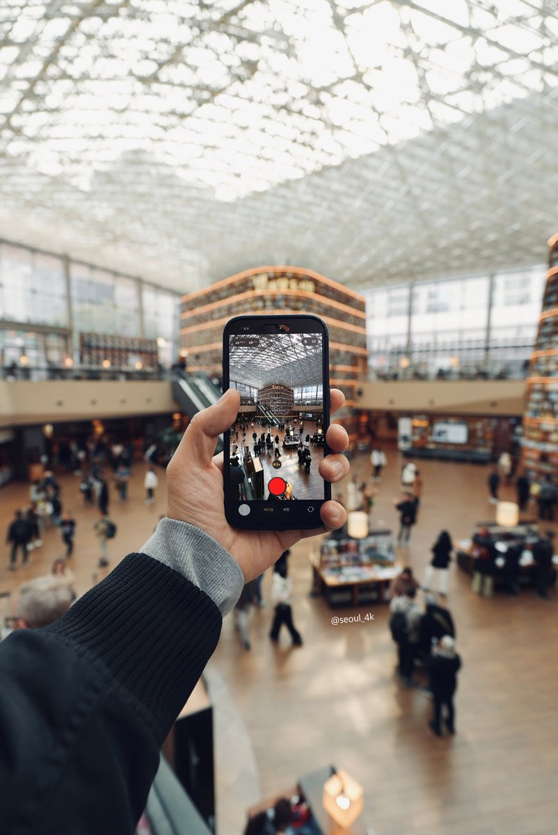 seoul_4k's tweet photo. Capturing a Moment in Seoul 🤳

📍코엑스 별마당도서관 Starfield Library, Coex

#Coex #starfieldlibrary #seoulcity
#seoultravel #별마당도서관 https://t.co/gfmiIlEw1c