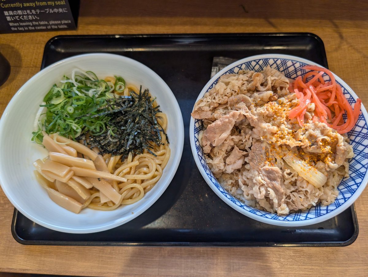 SBody11's tweet photo. ある人との出会いからよく行くようになった吉野家！！

牛丼.油そばセット　超特盛

油そば攻めてますね！！（笑）
牛丼がもうワンサイズ大きいのあると嬉しいな✨✨ https://t.co/ErapqjNVjA