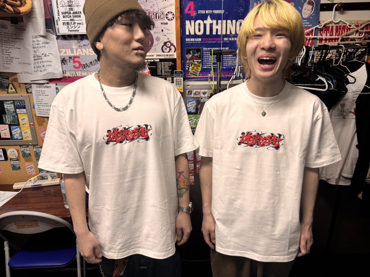 oomagapoki_band's tweet photo. 「New Merch!!!」
本日より発売！オオマガトキのニューロゴTシャツ！！
バックプリントはステッカーと一緒の虎のデザイン🔥
サイズはM、L、XLの3サイズ展開！
着用サイズ
画像左 ようのすけXL
画像右 ゆうすけ L
￥3500です！！
ゲットしてライブに着てきてね✌️ https://t.co/nvkP1bcFtP